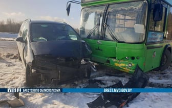 Под Пинском автобус откинул легковушку на пешеходов — Фото