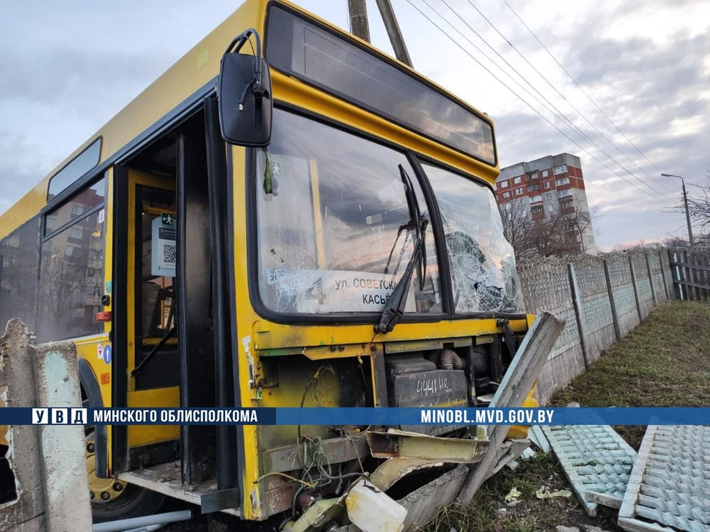 В Жодино водителю автобуса стало плохо за рулем, он въехал в памятник