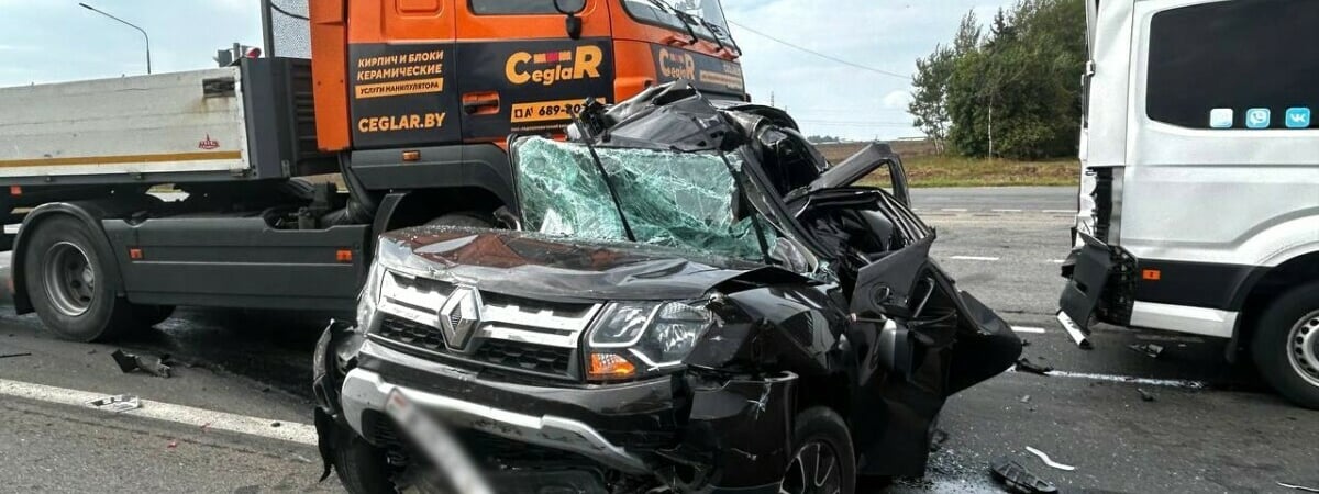 Под Минском Renault Duster врезался в маршрутку — 77-летний мужчина погиб на месте — Фото
