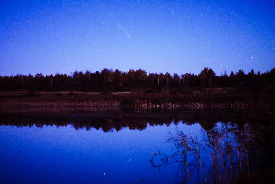 Комета C/2023 A3 (Tsuchinshan–ATLAS) над Боярским озером в Чашникском районе (Витебская область, Беларусь). Фото Сергея Серебро