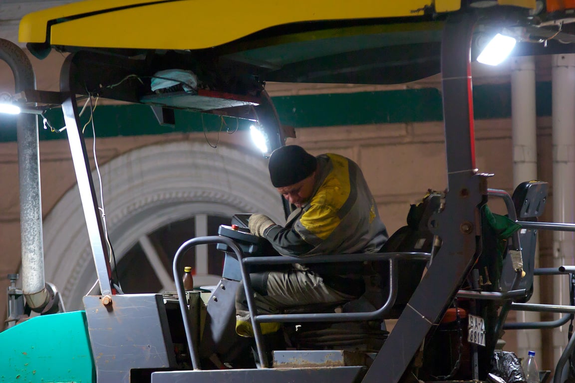 Водитель контролирует работуасфальтоукладчика. Ночные работы по замене асфальтобетонного покрытия на улице Ленина в Витебске. Фото Сергея Серебро