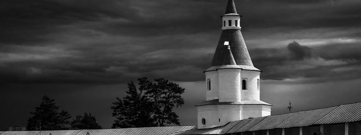 За ночь российские войска выпустили по Украине 35 беспилотников; в Киевской области горело административное здание