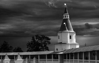 За ночь российские войска выпустили по Украине 35 беспилотников; в Киевской области горело административное здание