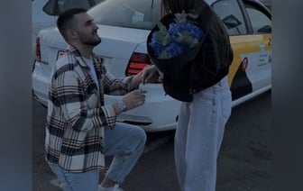 Таксист из Беларуси сделал предложение девушке необычным способом. Видео