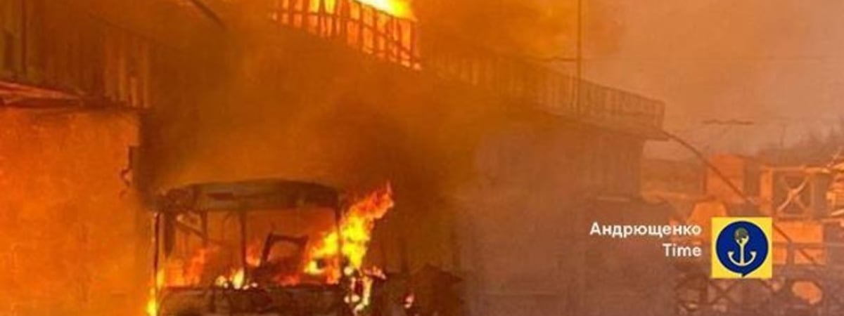 Россия атаковала энергообъекты Украины: ударили по ДнепроГЭС, одна из ракет попала в троллейбус — он сгорел вместе с пассажирами