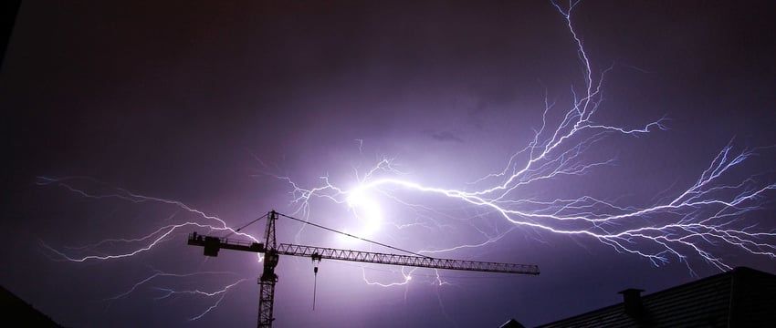 Угроза 8-балльного ветра сохранится и в понедельник. Оранжевый уровень опасности