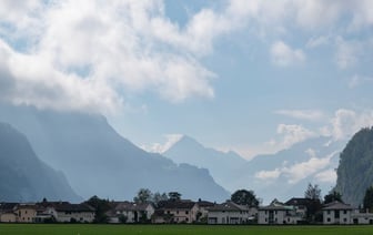 В Полоцком районе школьники стреляли по окнам соседских домов из пистолета. Зачем?