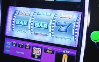 Мужчина разбил игровой автомат в Барановичах. Вот какой приговор вынес суд