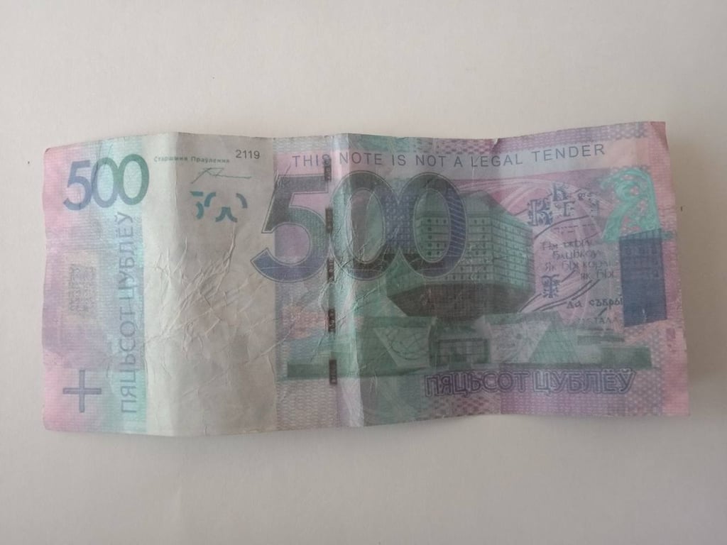 Женщина попросила знакомого обменять «500 цублёў». Вот что бывает за такие просьбы