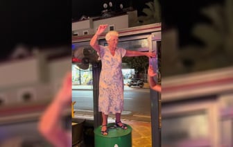 «Это я в первое получение пенсии» — Видео с танцующей на столике бара бабушкой набрало 45 млн просмотров в TikTok — Видео