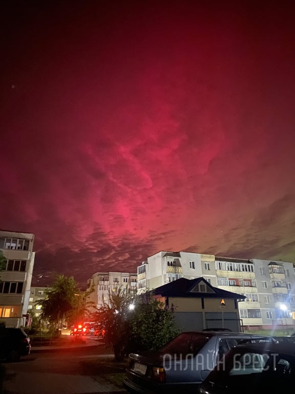 Красочное северное сияние появилось сегодня в небе над Брестской областью