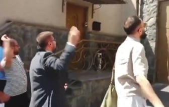 Посольство Беларуси в Армении забросали картошкой — Видео