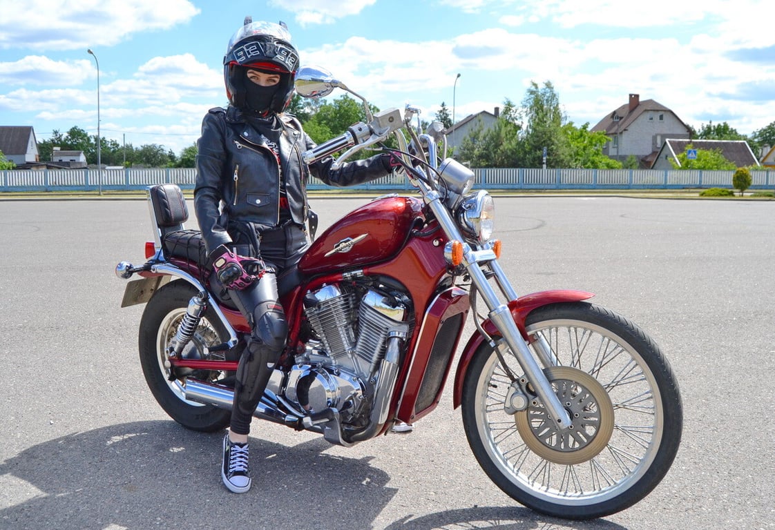 Девушка из Кобрина рассказала о своём Suzuki Intruder VS800