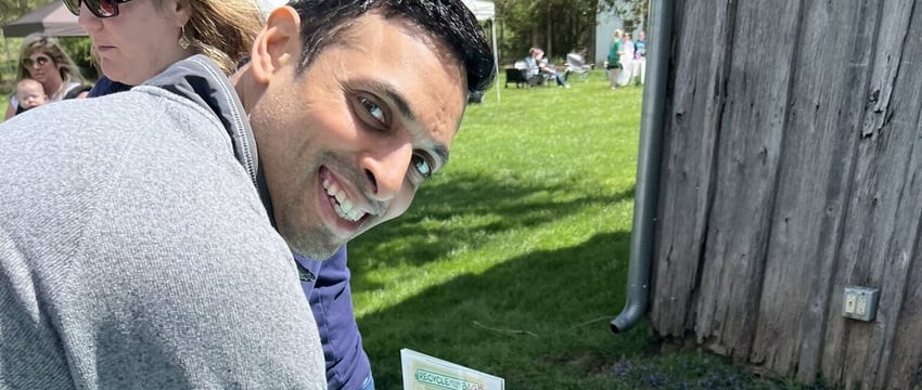 Сухас Субраманьям - американец индийского происхождения, победивший на праймериз Демократической партии.