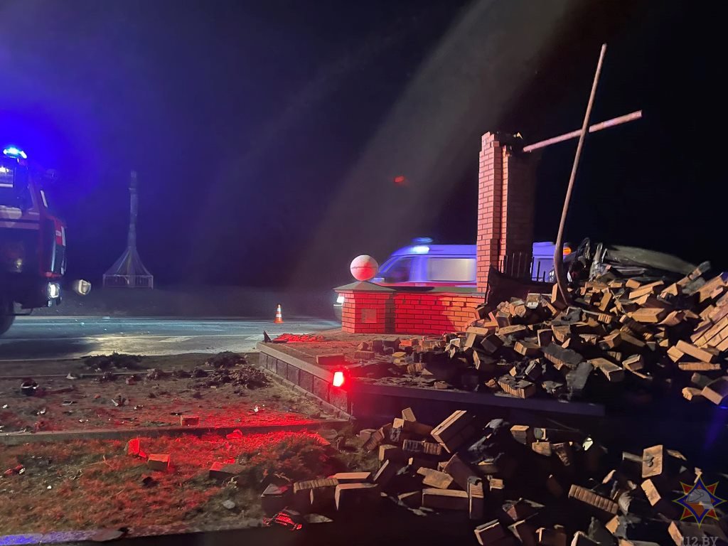 Автомобиль столкнулся с кирпичной стелой «Столин»