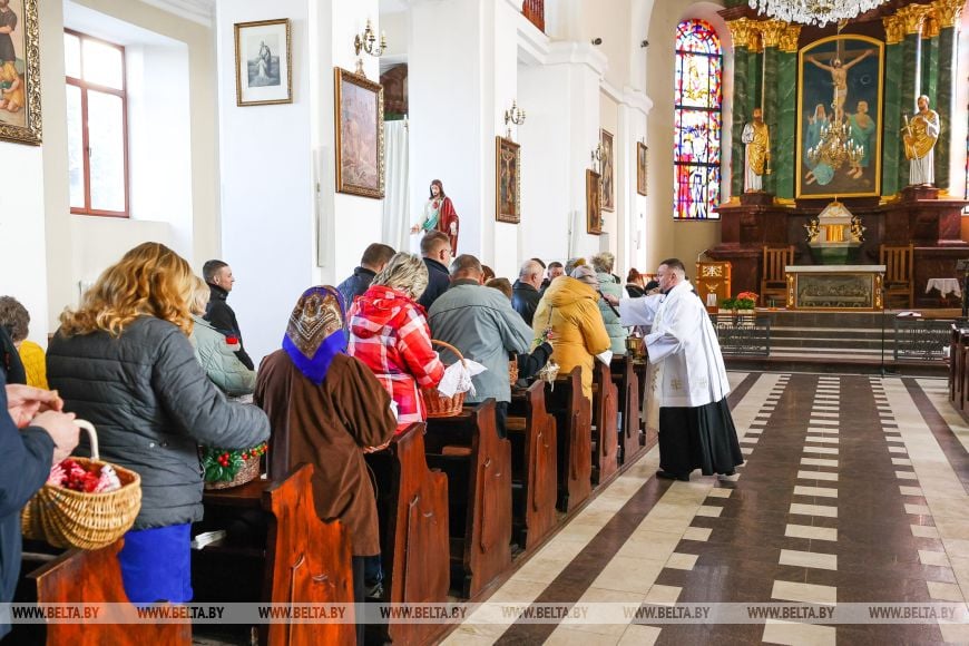 Брестчане приходят в костелы освятить блюда к пасхальному столу