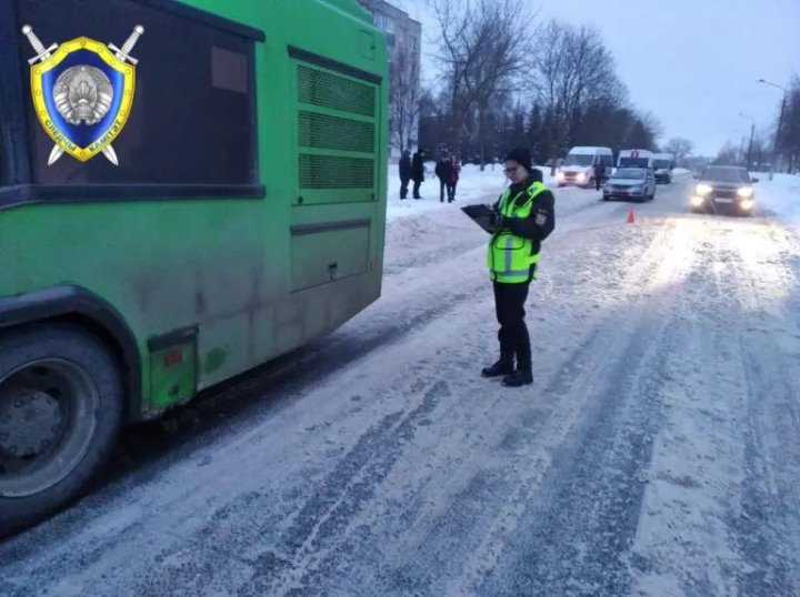 В Беларуси женщина погибла под колесами автобуса из-за зажатой дверями шубы