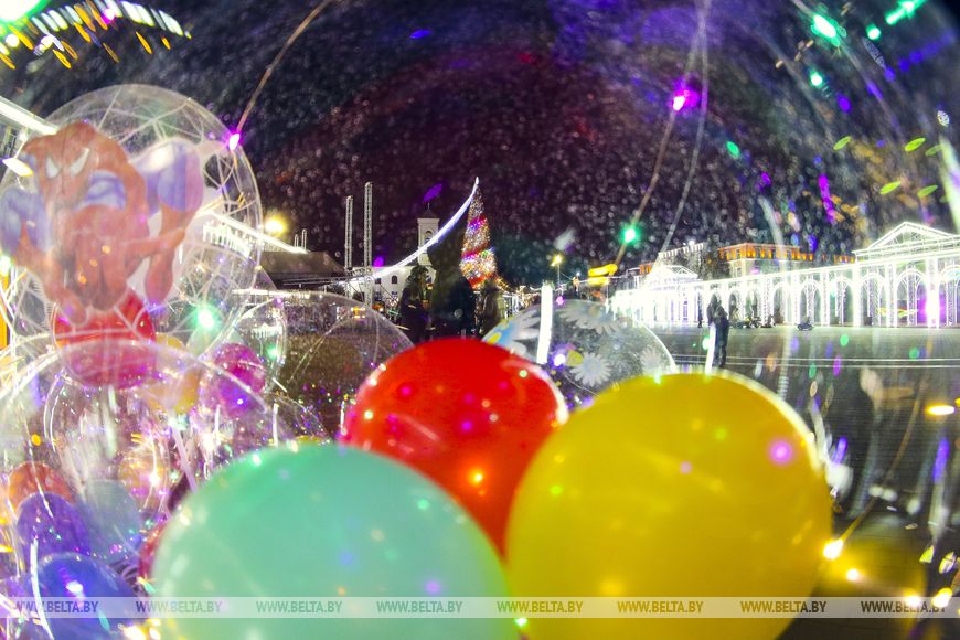Праздник царит в Бресте: новогоднее настроение повсюду - и в городе, и на лицах его жителей