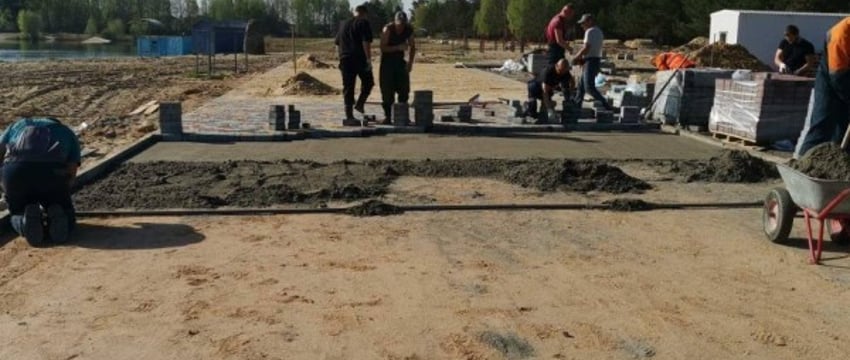 Продолжаются работы в зоне отдыха на Красном дворе в Бресте