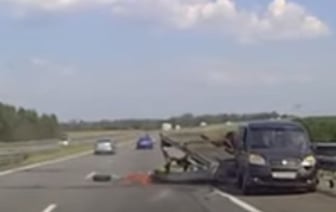 Одно неловкое движение — и арбузы размазало об асфальт. Случай на трассе М1