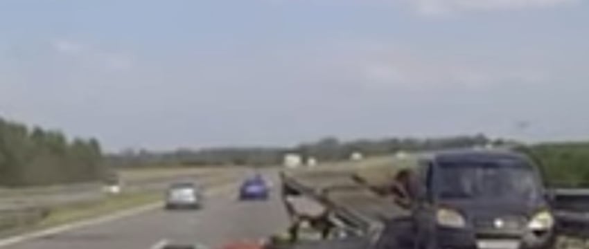 Одно неловкое движение — и арбузы размазало об асфальт. Случай на трассе М1