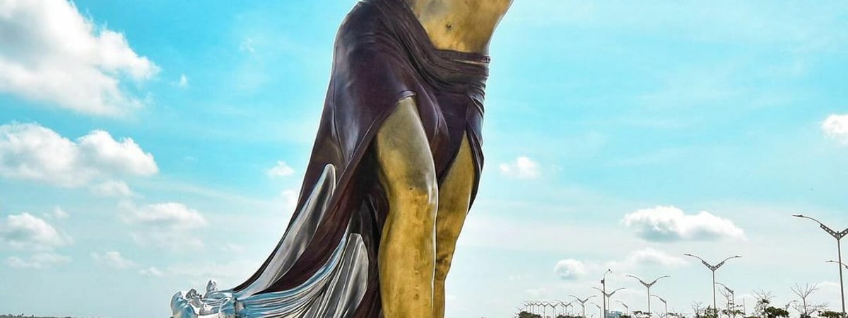 «Бедра, которые не лгут» — В Колумбии поставили 6,5 метровый памятник Шакире — Видео