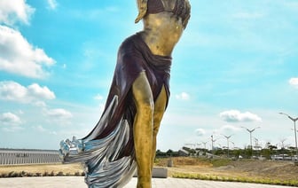 «Бедра, которые не лгут» — В Колумбии поставили 6,5 метровый памятник Шакире — Видео