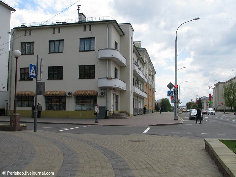 Этот дом в центре Бреста — межвоенный польский функционализм. Там продают интересную квартиру