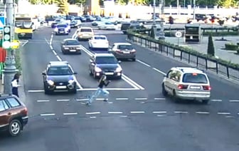 Девушка в Гомеле бежала на красный и чудом осталась жива