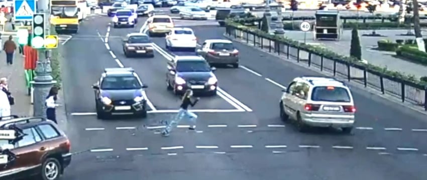 Девушка в Гомеле бежала на красный и чудом осталась жива