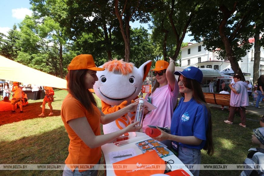 Красочный фейерверк юбилейного ХХ культурно-спортивного фестиваля «Вытокi» в Пружанах