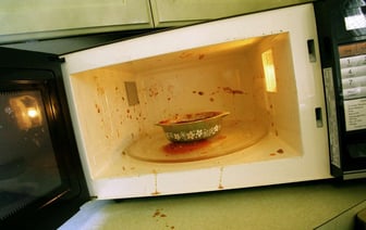 Грязная микроволновка? Вот 12 способов её очистить, почти ничего не делая — Полезно