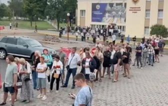 В Гродно задержали человека, снявшего видео очереди возле ГАИ