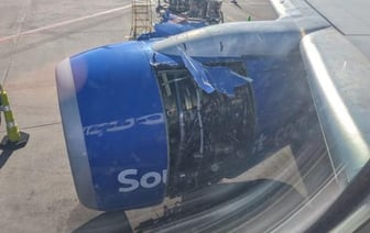 У самолета Boeing оторвало крышку двигателя во время взлета в Денвере