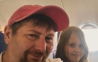 «Без объяснения причин». Беларусского журналиста и активиста Андрея Мелешко не пустили обратно в Грузию