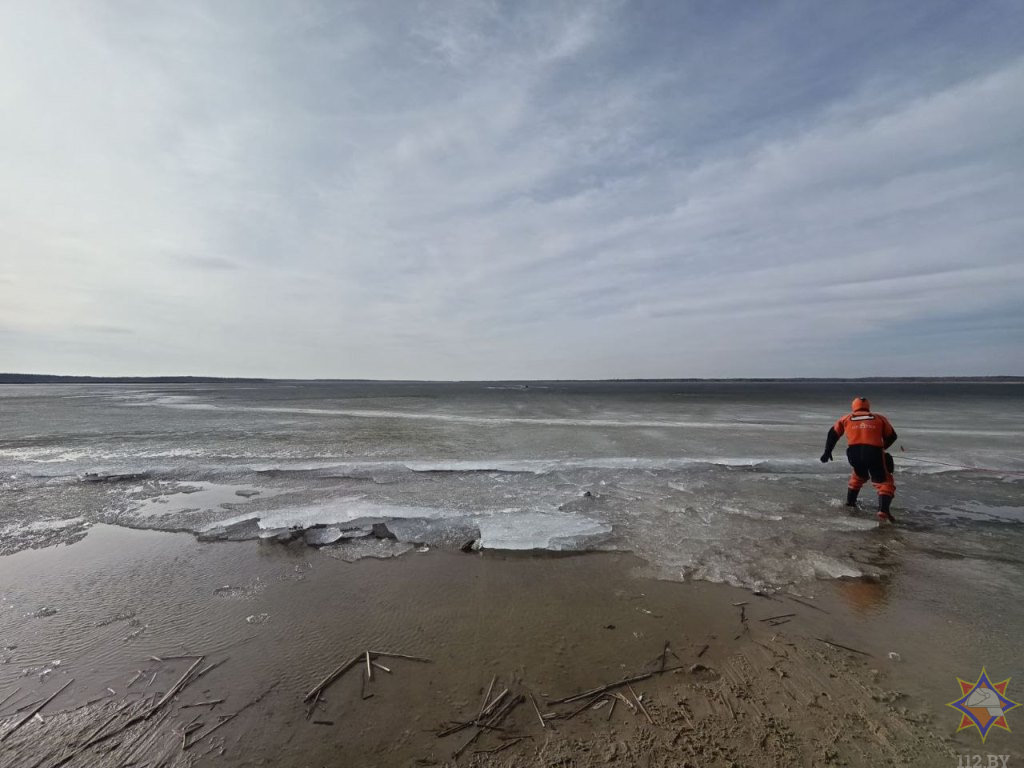 Спасение на льду: как МЧС вытащили рыбака из полыньи на водохранилище в Березовском районе