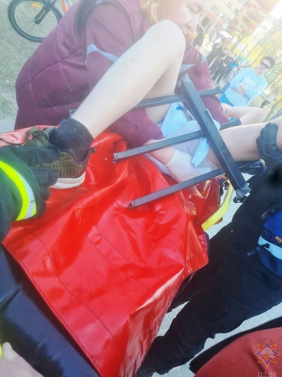 В Бресте мальчик напоролся ногой на металлический забор — видео