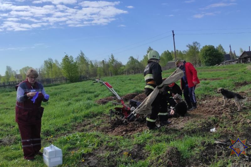 Пенсионера замотало в фрезу мотоблока в Россонском районе. Фото МЧС