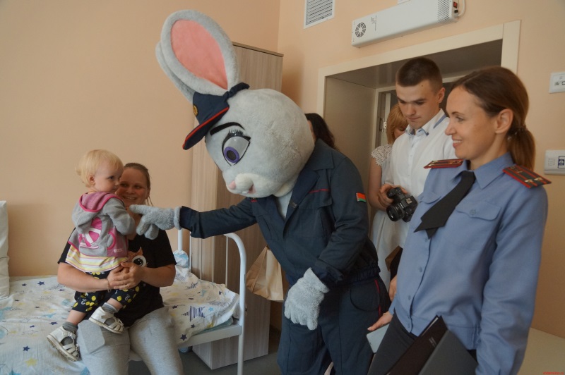 В Бресте «Зайка» и «Лев» посетили ребят в детской областной больнице