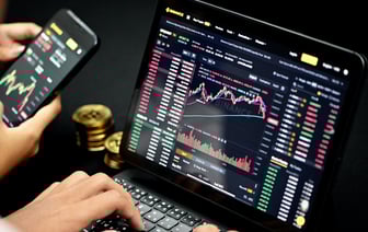 Житель Пинска незаконно заработал на крипте 2,5 млн рублей. Сколько конфисковал суд?