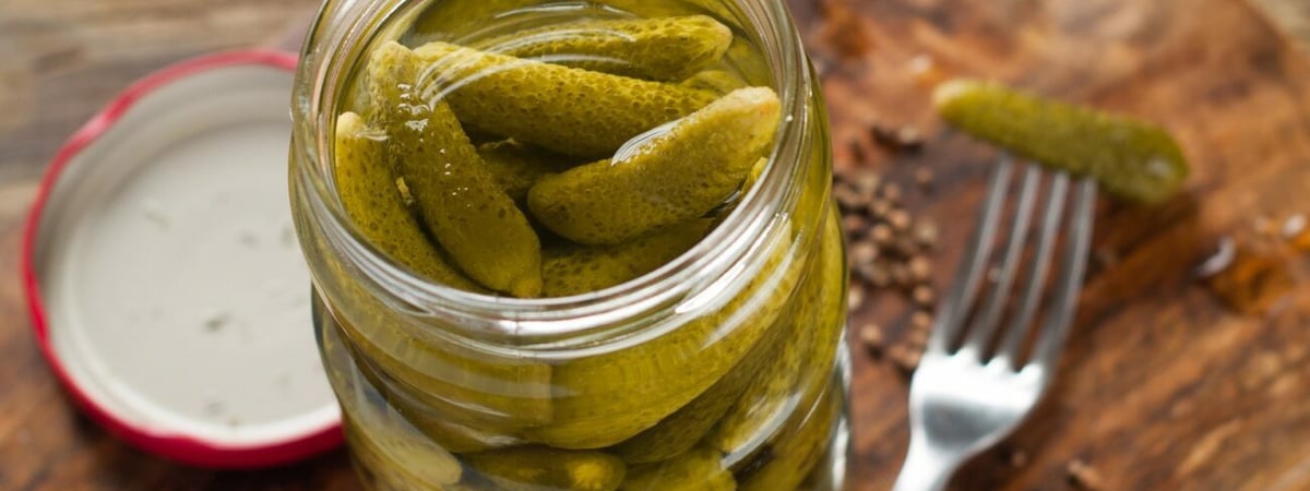 Выливаете огуречный рассол? Зря. Вот где можно применить его с пользой — Полезно