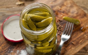 Выливаете огуречный рассол? Зря. Вот где можно применить его с пользой — Полезно