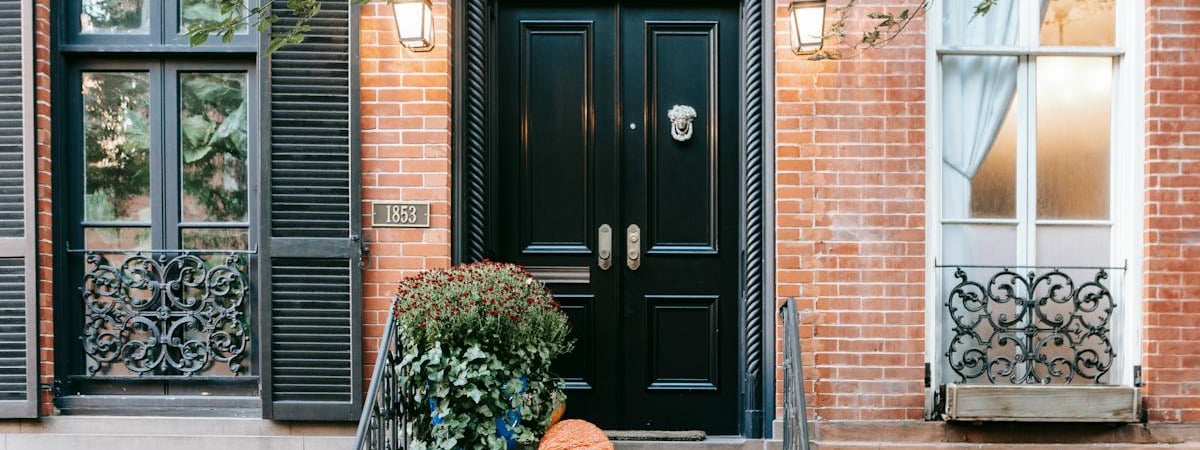 В Минске художницу приговорили к "домашней химии" за картину с якобы БЧБ-флагом