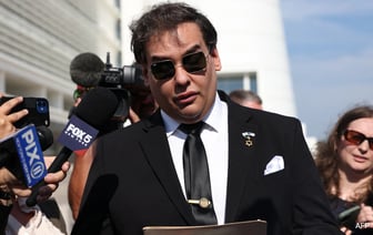 Бывший конгрессмен Джордж Сантос признал себя виновным в мошенничестве.