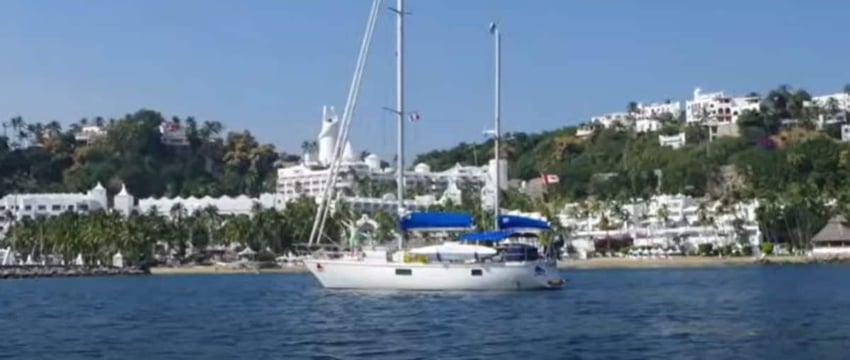 Пара, отправившаяся в плавание на самостоятельно построенной экологически чистой яхте, найдена мертвой в спасательной шлюпке.