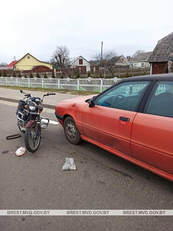 В Кобрине мужчина на мопеде попал под «Ауди»