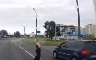 В Беларуси водитель опасно промчался мимо пешехода на переходе и поплатился за это
