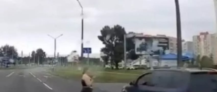 В Беларуси водитель опасно промчался мимо пешехода на переходе и поплатился за это