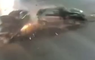 В Бобруйске на оживленном перекрестке столкнулись две легковушки — жестокое ДТП сняла камера