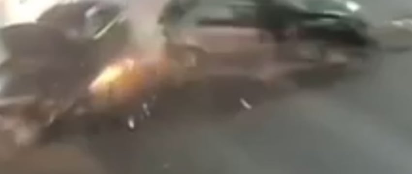 В Бобруйске на оживленном перекрестке столкнулись две легковушки — жестокое ДТП сняла камера